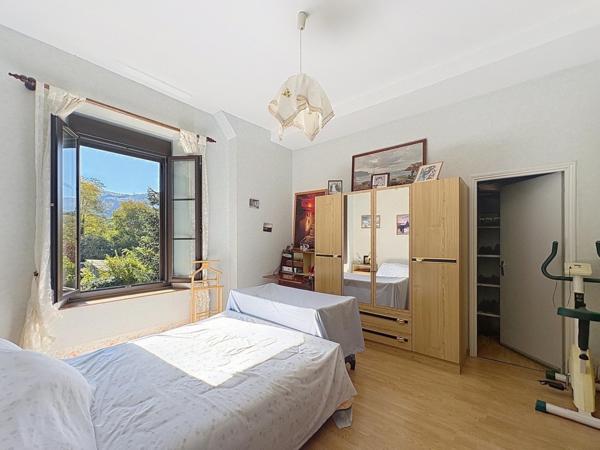 Rarissime, maison en pierres face au lac de Mercus