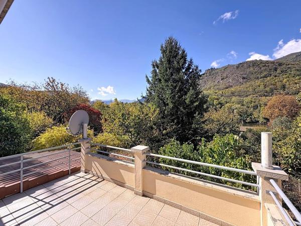 Rarissime, maison en pierres face au lac de Mercus