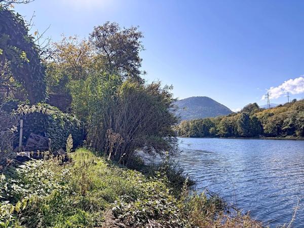Rarissime, maison en pierres face au lac de Mercus