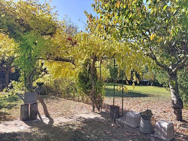 Rarissime, maison en pierres face au lac de Mercus