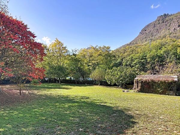 Rarissime, maison en pierres face au lac de Mercus