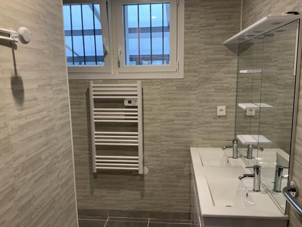 Maison de plain-pied avec jardin et véranda à 2 pas du centre-ville