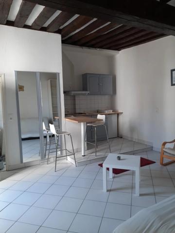 Location                                                      Appartement
                        
                     1 pièces                      26 m2                     à Paris 5