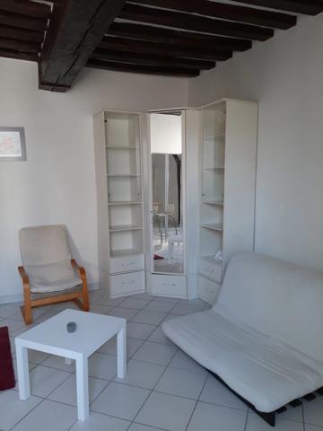 Location                                                      Appartement
                        
                     1 pièces                      26 m2                     à Paris 5