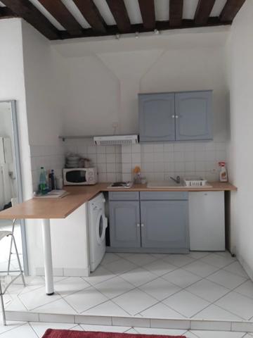 Location                                                      Appartement
                        
                     1 pièces                      26 m2                     à Paris 5