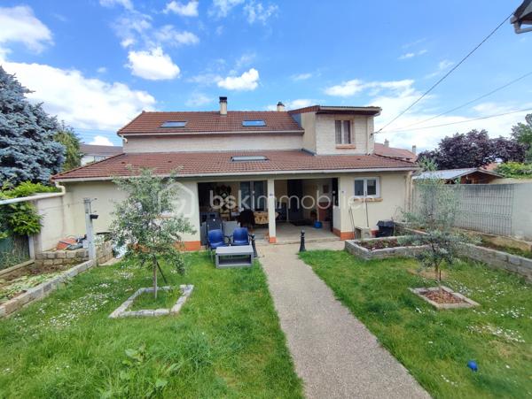 Dans quartier pavillonnaire calme, sur un terrain de 405 m² avec garage et stationnement multiple, MAISON D'HABITATION
en bon état général, comprenant au rez-de-chaussée: entrée, séjour double avec cheminée et donnant sur terrasse couverte, cuisine
équipée, chambre avec placards, salle d'eau et wc. A l'étage: 2 chambres dont une de + 20 m², salle d'eau, wc et espace ouvert (possibilité
bureautique ou salon). Cave au sous-sol. Visite virtuelle disponible sur demande.