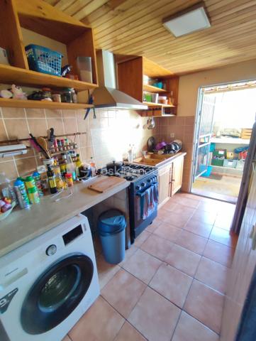 Dans quartier pavillonnaire calme, sur un terrain de 405 m² avec garage et stationnement multiple, MAISON D'HABITATION
en bon état général, comprenant au rez-de-chaussée: entrée, séjour double avec cheminée et donnant sur terrasse couverte, cuisine
équipée, chambre avec placards, salle d'eau et wc. A l'étage: 2 chambres dont une de + 20 m², salle d'eau, wc et espace ouvert (possibilité
bureautique ou salon). Cave au sous-sol. Visite virtuelle disponible sur demande.