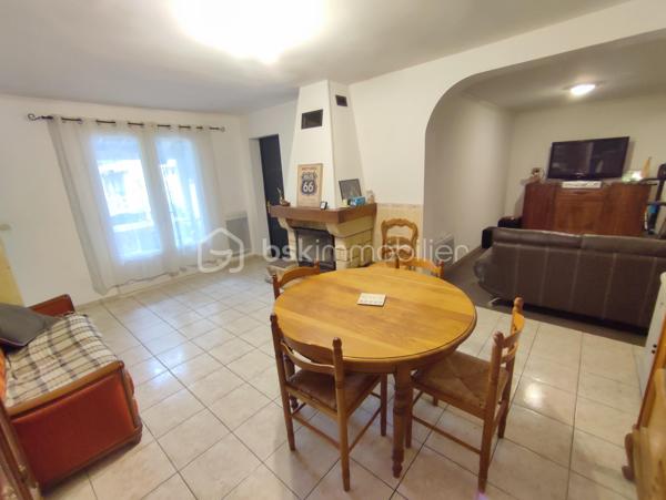 Dans quartier pavillonnaire calme, sur un terrain de 405 m² avec garage et stationnement multiple, MAISON D'HABITATION
en bon état général, comprenant au rez-de-chaussée: entrée, séjour double avec cheminée et donnant sur terrasse couverte, cuisine
équipée, chambre avec placards, salle d'eau et wc. A l'étage: 2 chambres dont une de + 20 m², salle d'eau, wc et espace ouvert (possibilité
bureautique ou salon). Cave au sous-sol. Visite virtuelle disponible sur demande.