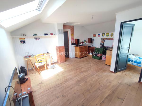 Dans quartier pavillonnaire calme, sur un terrain de 405 m² avec garage et stationnement multiple, MAISON D'HABITATION
en bon état général, comprenant au rez-de-chaussée: entrée, séjour double avec cheminée et donnant sur terrasse couverte, cuisine
équipée, chambre avec placards, salle d'eau et wc. A l'étage: 2 chambres dont une de + 20 m², salle d'eau, wc et espace ouvert (possibilité
bureautique ou salon). Cave au sous-sol. Visite virtuelle disponible sur demande.