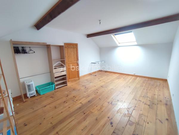 Dans quartier pavillonnaire calme, sur un terrain de 405 m² avec garage et stationnement multiple, MAISON D'HABITATION
en bon état général, comprenant au rez-de-chaussée: entrée, séjour double avec cheminée et donnant sur terrasse couverte, cuisine
équipée, chambre avec placards, salle d'eau et wc. A l'étage: 2 chambres dont une de + 20 m², salle d'eau, wc et espace ouvert (possibilité
bureautique ou salon). Cave au sous-sol. Visite virtuelle disponible sur demande.