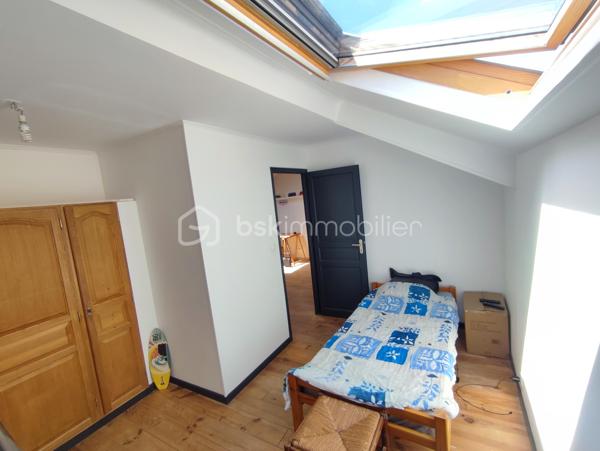 Dans quartier pavillonnaire calme, sur un terrain de 405 m² avec garage et stationnement multiple, MAISON D'HABITATION
en bon état général, comprenant au rez-de-chaussée: entrée, séjour double avec cheminée et donnant sur terrasse couverte, cuisine
équipée, chambre avec placards, salle d'eau et wc. A l'étage: 2 chambres dont une de + 20 m², salle d'eau, wc et espace ouvert (possibilité
bureautique ou salon). Cave au sous-sol. Visite virtuelle disponible sur demande.