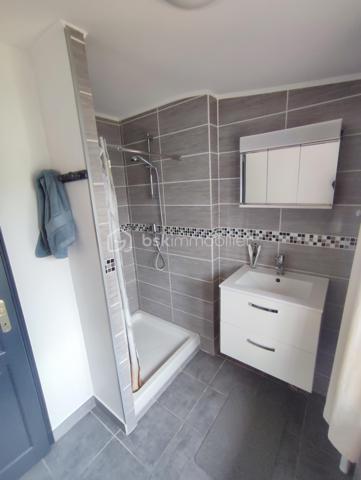 Dans quartier pavillonnaire calme, sur un terrain de 405 m² avec garage et stationnement multiple, MAISON D'HABITATION
en bon état général, comprenant au rez-de-chaussée: entrée, séjour double avec cheminée et donnant sur terrasse couverte, cuisine
équipée, chambre avec placards, salle d'eau et wc. A l'étage: 2 chambres dont une de + 20 m², salle d'eau, wc et espace ouvert (possibilité
bureautique ou salon). Cave au sous-sol. Visite virtuelle disponible sur demande.