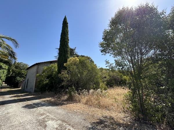 À Bram (11), maison en pierres apparentes à aménager sur un beau terrain de 3300 m2 constructible. Bram (11150)