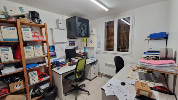 **Hangar avec Bureaux et Stockage sur Grande Parcelle ? Proche de Bergerac**