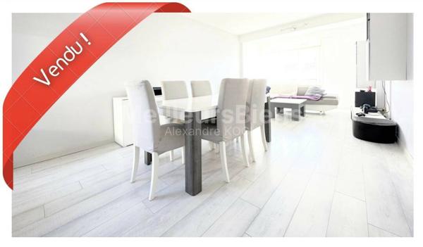 Maison mitoyenne d'un seul côté, grande terrasse, garage