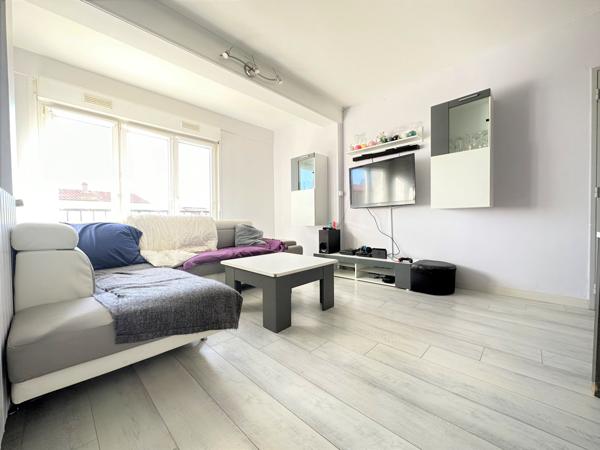 Maison mitoyenne d'un seul côté, grande terrasse, garage