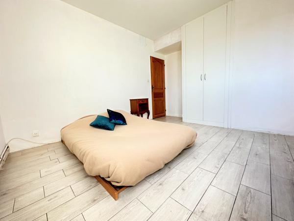 Maison mitoyenne d'un seul côté, grande terrasse, garage