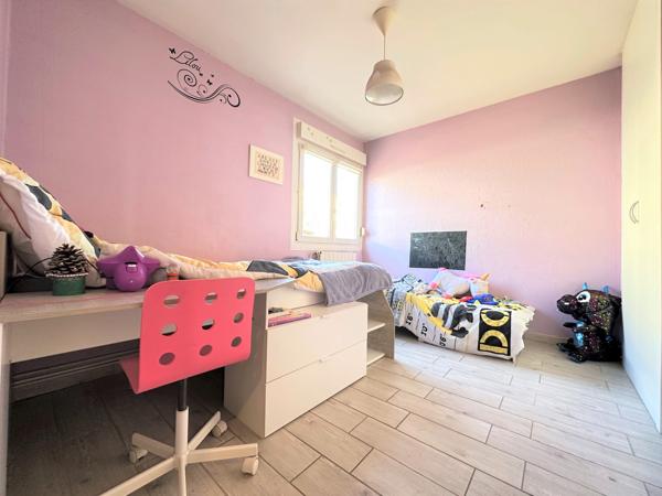 Maison mitoyenne d'un seul côté, grande terrasse, garage