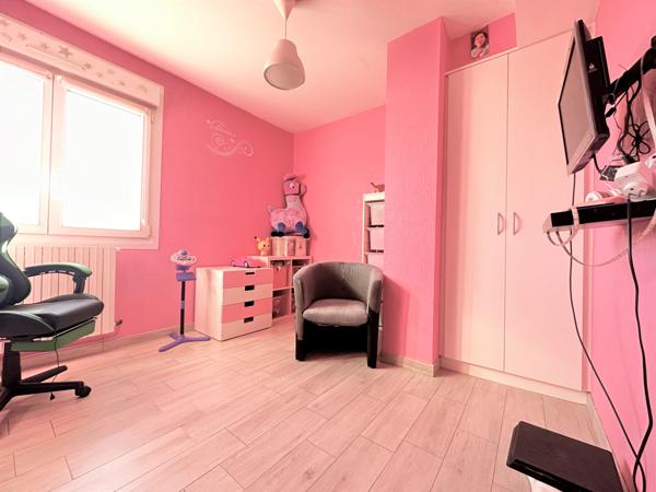 Maison mitoyenne d'un seul côté, grande terrasse, garage