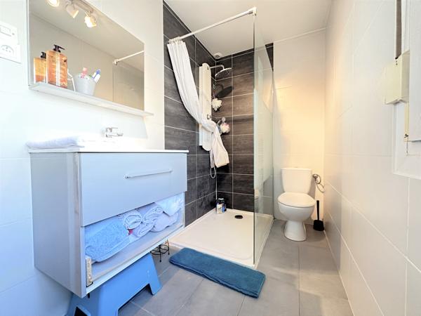 Maison mitoyenne d'un seul côté, grande terrasse, garage