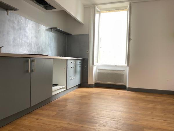 Exclusivité : Immeuble composé de deux appartements de type T3 + garage