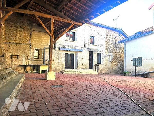 située au coeur d'Ancerville, maison de village avec vaste cour fermée et engrangements