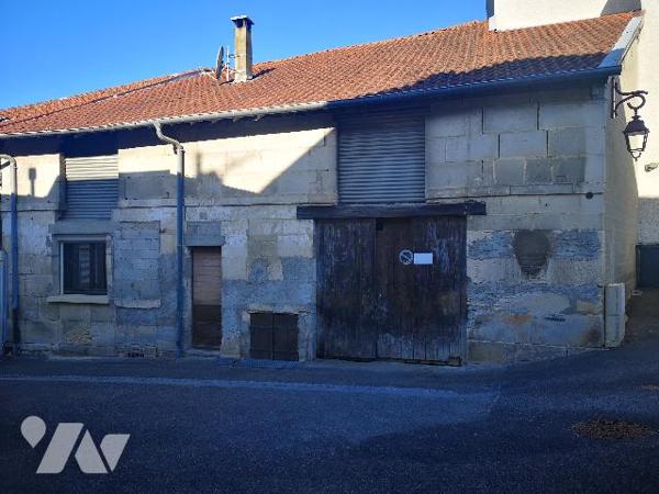 située au coeur d'Ancerville, maison de village avec vaste cour fermée et engrangements