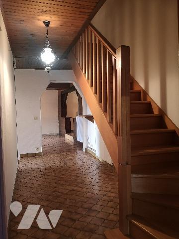 située au coeur d'Ancerville, maison de village avec vaste cour fermée et engrangements