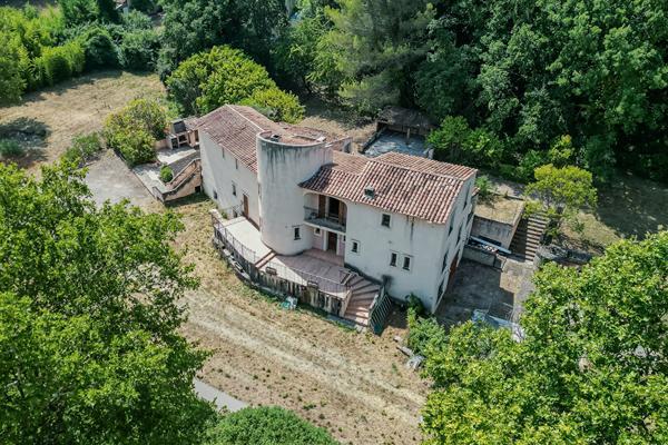 Propriété de 523 m² à rénover, terrain plat 5900m² à 15min d'Aix en Provence Meyrargues
