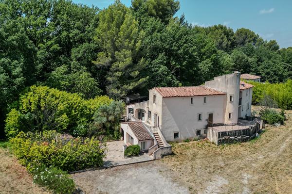 Propriété de 523 m² à rénover, terrain plat 5900m² à 15min d'Aix en Provence Meyrargues