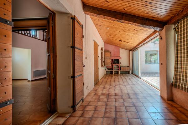 Propriété de 523 m² à rénover, terrain plat 5900m² à 15min d'Aix en Provence Meyrargues