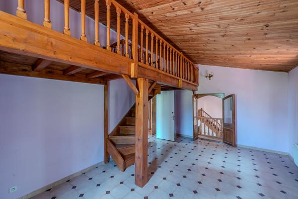 Propriété de 523 m² à rénover, terrain plat 5900m² à 15min d'Aix en Provence Meyrargues