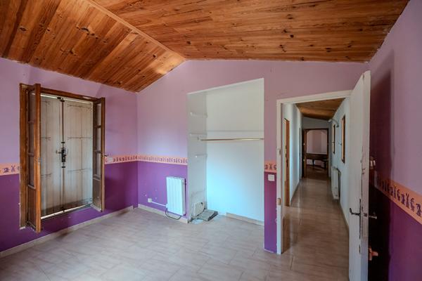 Propriété de 523 m² à rénover, terrain plat 5900m² à 15min d'Aix en Provence Meyrargues