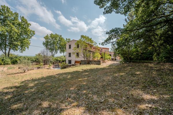 Propriété de 523 m² à rénover, terrain plat 5900m² à 15min d'Aix en Provence Meyrargues