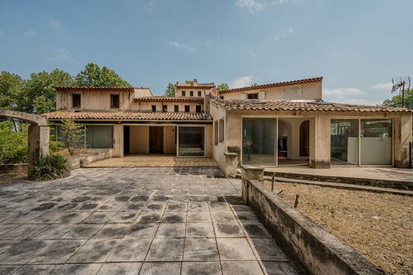 Propriété de 523 m² à rénover, terrain plat 5900m² à 15min d'Aix en Provence Meyrargues