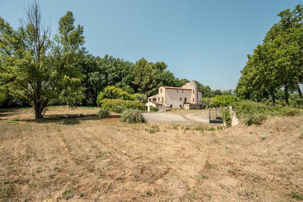 Propriété de 523 m² à rénover, terrain plat 5900m² à 15min d'Aix en Provence Meyrargues