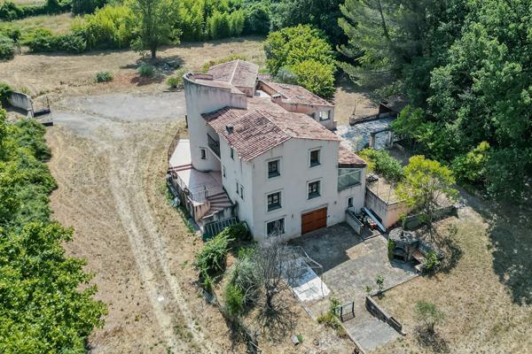 Propriété de 523 m² à rénover, terrain plat 5900m² à 15min d'Aix en Provence Meyrargues