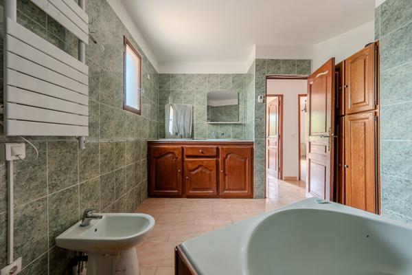 Propriété de 523 m² à rénover, terrain plat 5900m² à 15min d'Aix en Provence Meyrargues