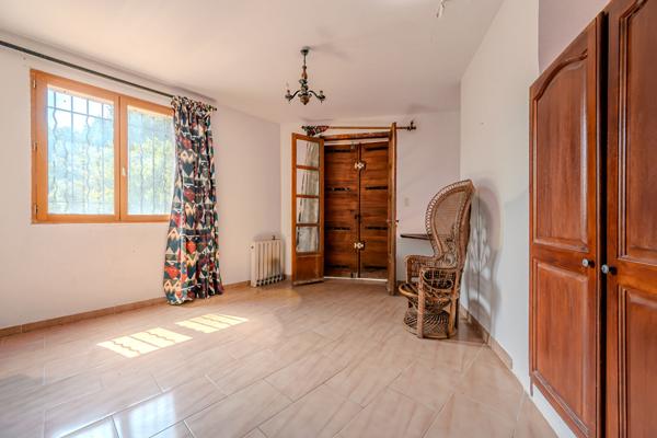 Propriété de 523 m² à rénover, terrain plat 5900m² à 15min d'Aix en Provence Meyrargues