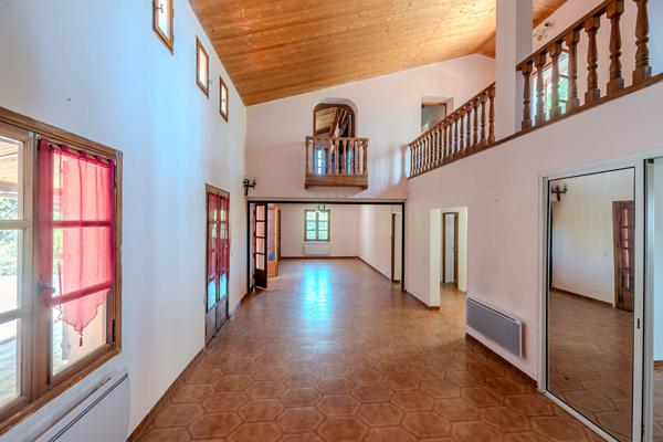 Propriété de 523 m² à rénover, terrain plat 5900m² à 15min d'Aix en Provence Meyrargues