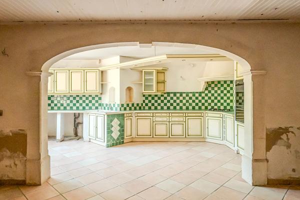 Propriété de 523 m² à rénover, terrain plat 5900m² à 15min d'Aix en Provence Meyrargues