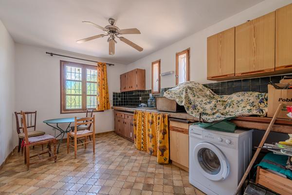Propriété de 523 m² à rénover, terrain plat 5900m² à 15min d'Aix en Provence Meyrargues