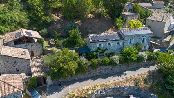 Ensemble de deux maisons en pierre rénovées avec vue et coin de rivière privé