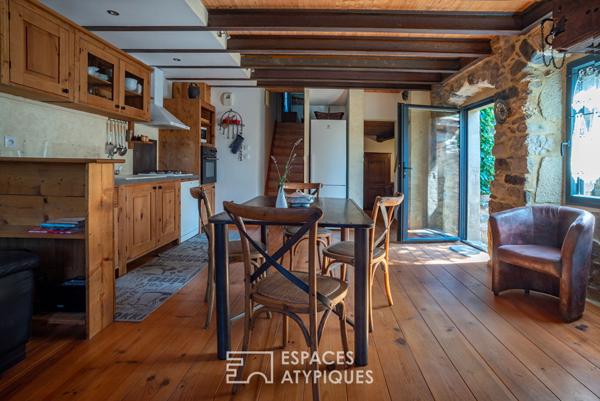 Ensemble de deux maisons en pierre rénovées avec vue et coin de rivière privé