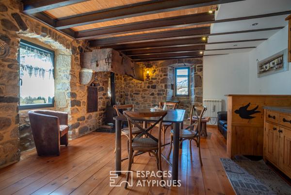 Ensemble de deux maisons en pierre rénovées avec vue et coin de rivière privé