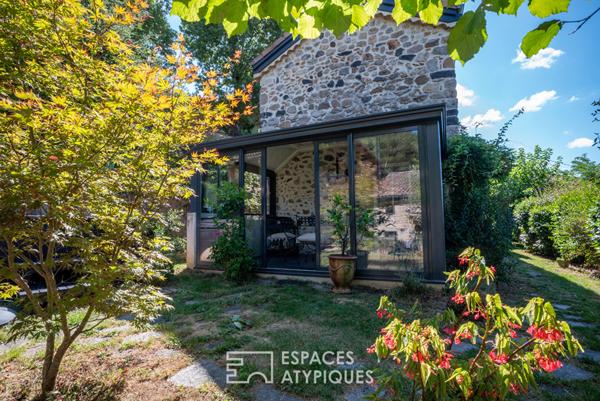 Ensemble de deux maisons en pierre rénovées avec vue et coin de rivière privé