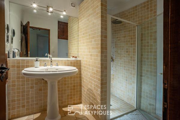 Ensemble de deux maisons en pierre rénovées avec vue et coin de rivière privé