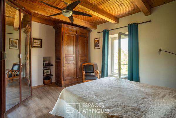 Ensemble de deux maisons en pierre rénovées avec vue et coin de rivière privé