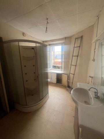 IMMEUBLE LAVAL 150 m²