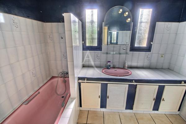 MAISON FAMILIALE À FORT POTENTIEL DÉVELOPPANT 142 M² AVEC 5 CHAMBRES SUR TERRAIN 3 FACES AU CALME